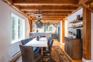 een eetkamer met een tafel en stoelen bij Maison Napoléon B&B in Mont-Tremblant