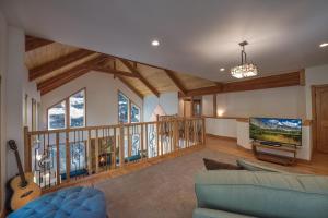 西優勝美地的住宿－A Blue Sky Lodge，带沙发和吉他的客厅