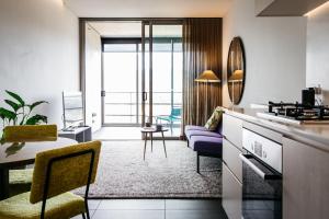 Cuisine ou kitchenette dans l'établissement Nishi Apartments Eco Living by Ovolo