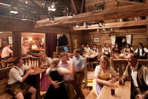 een groep mensen die aan tafels in een restaurant zitten bij Stöcklalm in Söll