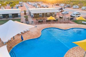 Vista sulla piscina di RAC Exmouth Cape Holiday Park o su una piscina nei dintorni