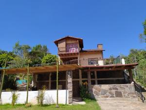 una casa con una torre sopra di Cabaña "La Matera" a Mazamitla