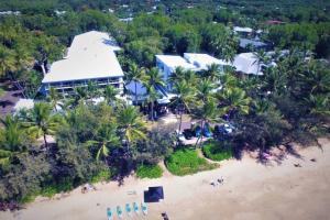 Una vista aérea de una playa con palmeras y un edificio. en PalmCove DriftAway, en Palm Cove