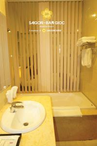 uma casa de banho com um lavatório e uma banheira em Sài Gòn - Bản Giốc Resort em Cao Bang