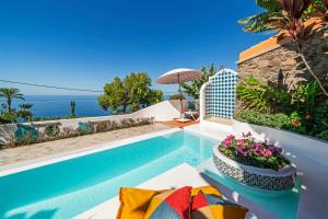 Photo de la galerie de l'établissement OurMadeira - Villa do Mar IV, secluded, à Calheta