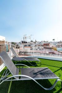 een stoel op een dak bij Apartamentos Leoncillos in Sevilla