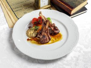 Comida en o cerca de este hotel
