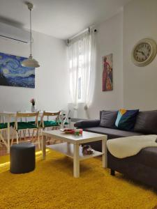 salon z kanapą i stołem w obiekcie LUX Center of Belgrade 2 bedrooms, sleeps 6 - Free Parking w Belgradzie