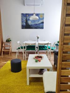 uma sala de estar com uma mesa branca e um sofá em LUX Center of Belgrade 2 bedrooms, sleeps 6 - Free Parking em Belgrado