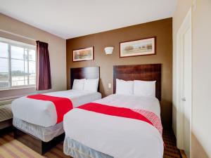 Giường trong phòng chung tại Hotel O Dilley Main St TX