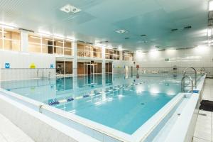 a large indoor swimming pool with a large pool at Sanatoriy Elektra in Tal'tsy