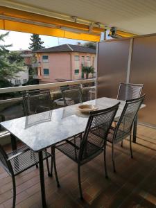 stół i krzesła na balkonie z widokiem w obiekcie Condominio Golfo d'Oro w mieście Ascona