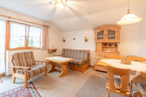 een woonkamer met twee stoelen en een tafel bij Haus Starlet in Oberstdorf
