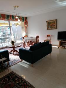 salon z kanapą i stołem w obiekcie Condominio Golfo d'Oro w mieście Ascona