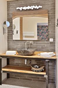 a bathroom with a sink and a mirror at La Villa Marguerite in Périgueux