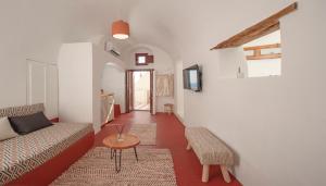 una sala de estar con un sofá y una mesa en Nano Suites, en Éxo Goniá