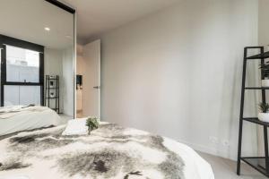Llit o llits en una habitació de Central Melbourne CBD Lighthouse Apartment