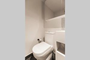 uma pequena casa de banho com um WC branco em Central Melbourne CBD Lighthouse Apartment em Melbourne