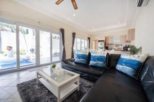 Posezení v ubytování Majestic Residence Pool Villas 2 Bedrooms Private Beach