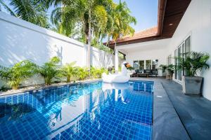 Bazén v ubytování Majestic Residence Pool Villas 2 Bedrooms Private Beach nebo v jeho okolí