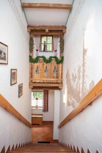eine Treppe in einem Haus mit Weihnachtsdekoration an der Wand in der Unterkunft Sonnalm in Altenmarkt im Pongau