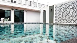 basen w domu ze ścianą wyłożoną kafelkami w obiekcie โคโค่ โฮเทล KOCO Hotel w mieście Nakhon Ratchasima