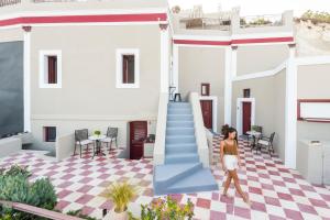 Un restaurante o sitio para comer en Nano Suites