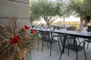 Reštaurácia alebo iné gastronomické zariadenie v ubytovaní Agriturismo Torre del Marino