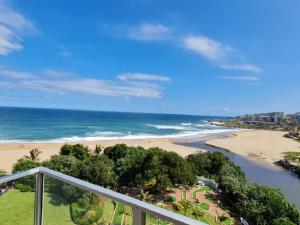 uma vista para a praia a partir da varanda de um condomínio em Santana Holiday Resort em Margate