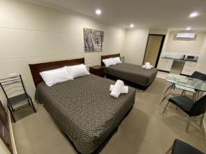 Ein Bett oder Betten in einem Zimmer der Unterkunft Balranald Club Motel
