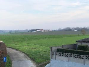 Blick auf ein Feld mit einem Zaun und einem Feld in der Unterkunft Apparthotel Perreveld in Brakel