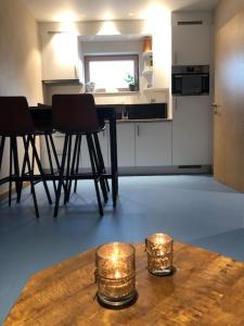 eine Küche mit einem Tisch mit Kerzen darauf in der Unterkunft Apparthotel Perreveld in Brakel