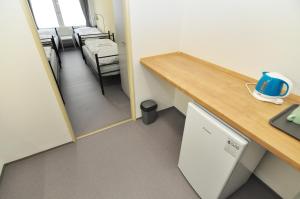 - une chambre à l'hôpital avec un bureau et un lit dans l'établissement Hostel Tereza Břeclav, à Břeclav
