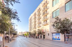 耶路撒冷Stay Jaffa Jerusalem的一座高楼林立的城市中一条空荡荡的街道