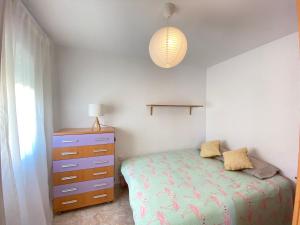 タリファにあるApartamento Centro Tarifaのベッドルーム1室(ベッド1台、ドレッサー、ランプ付)