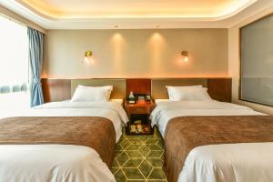 Ein Bett oder Betten in einem Zimmer der Unterkunft Guilin Plaza Hotel