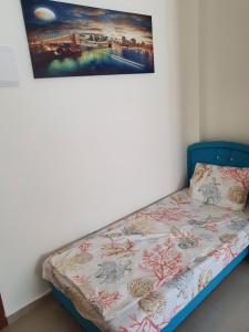 מיטה או מיטות בחדר ב-דירות פתח תקווה -רחוב בר כוכבא