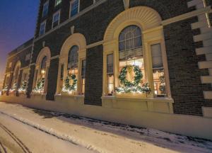 Un edificio con corone natalizie alle finestre di Hawthorne Hotel a Salem