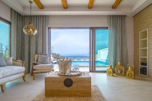 Una sala de estar con un sofá y una ventana grande. en Luxury Villa Prova1, en Malinska
