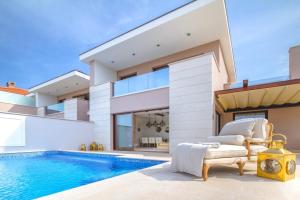 マリンスカにあるLuxury Villa Prova1のプールと家のあるヴィラ