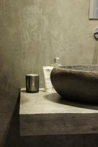 un bagno con lavandino e una tazza su un bancone di LuccaStay 99 a Lucca