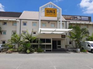 Un hotel con un cartel en la entrada. en SUN1 NELSPRUIT, en Nelspruit