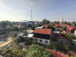 PAMA Hotel في Kampong Chhnang: اطلالة علوية على مدينة بها بيوت