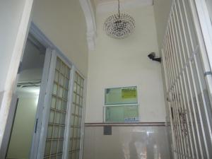 pasillo con puerta y lámpara de araña en Hotel Della Rose, en São Paulo