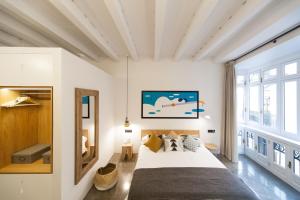 Un dormitorio con una cama grande y una ventana grande. en Welldone Cathedral, en Sevilla 37 fotos más
