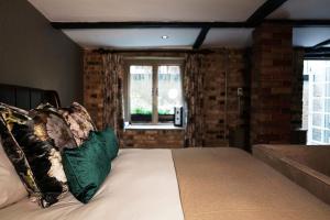 Een bed of bedden in een kamer bij Hotel du Vin & Bistro Cambridge