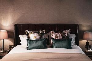 Een bed of bedden in een kamer bij Hotel du Vin & Bistro Cambridge