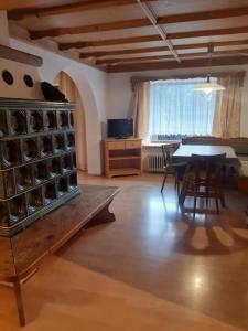 Un televizor și/sau centru de divertisment la Appartement Alpenheim