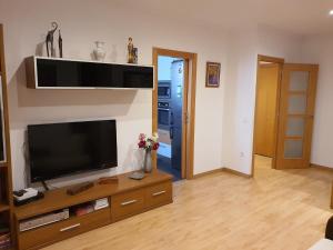 Televízia a/alebo spoločenská miestnosť v ubytovaní BONITO APARTAMENTO