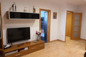Televízia a/alebo spoločenská miestnosť v ubytovaní BONITO APARTAMENTO